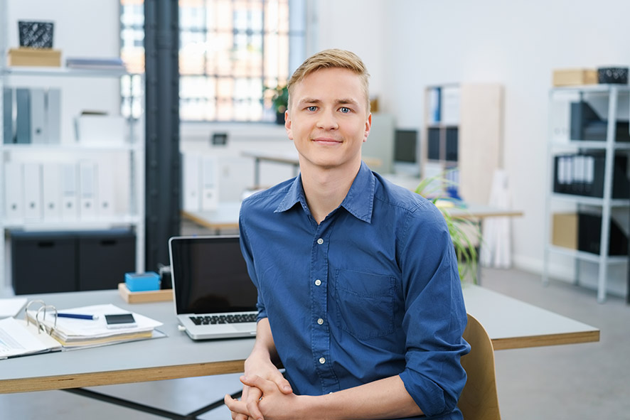 junger geschäftsmann am schreibtisch im büro